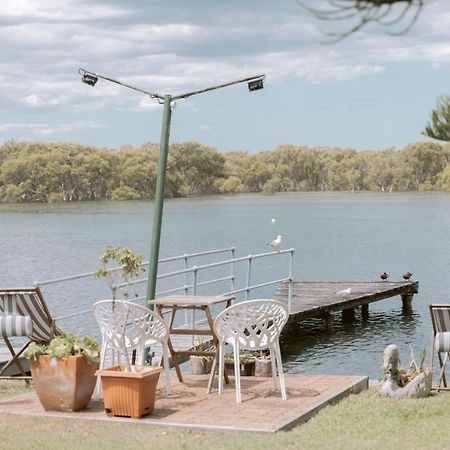 Black Swan Waterfront Motel (Adults Only) Суонзи Екстериор снимка