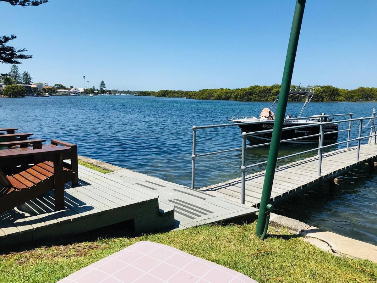 Black Swan Waterfront Motel (Adults Only) Суонзи Екстериор снимка