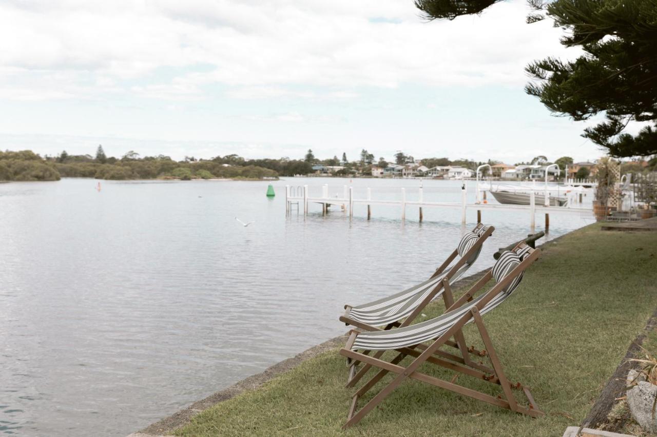 Black Swan Waterfront Motel (Adults Only) Суонзи Екстериор снимка