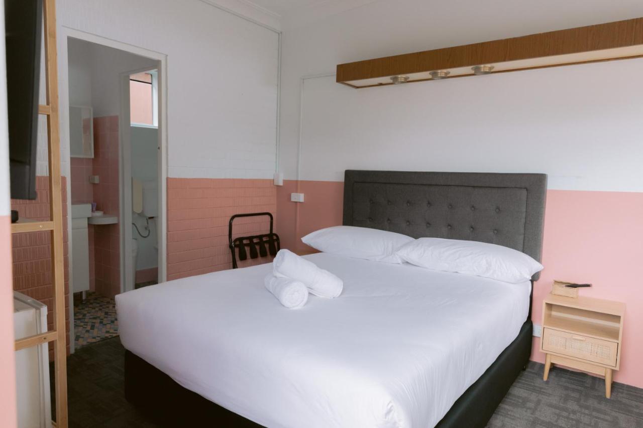 Black Swan Waterfront Motel (Adults Only) Суонзи Екстериор снимка