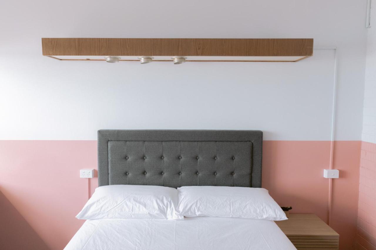 Black Swan Waterfront Motel (Adults Only) Суонзи Екстериор снимка