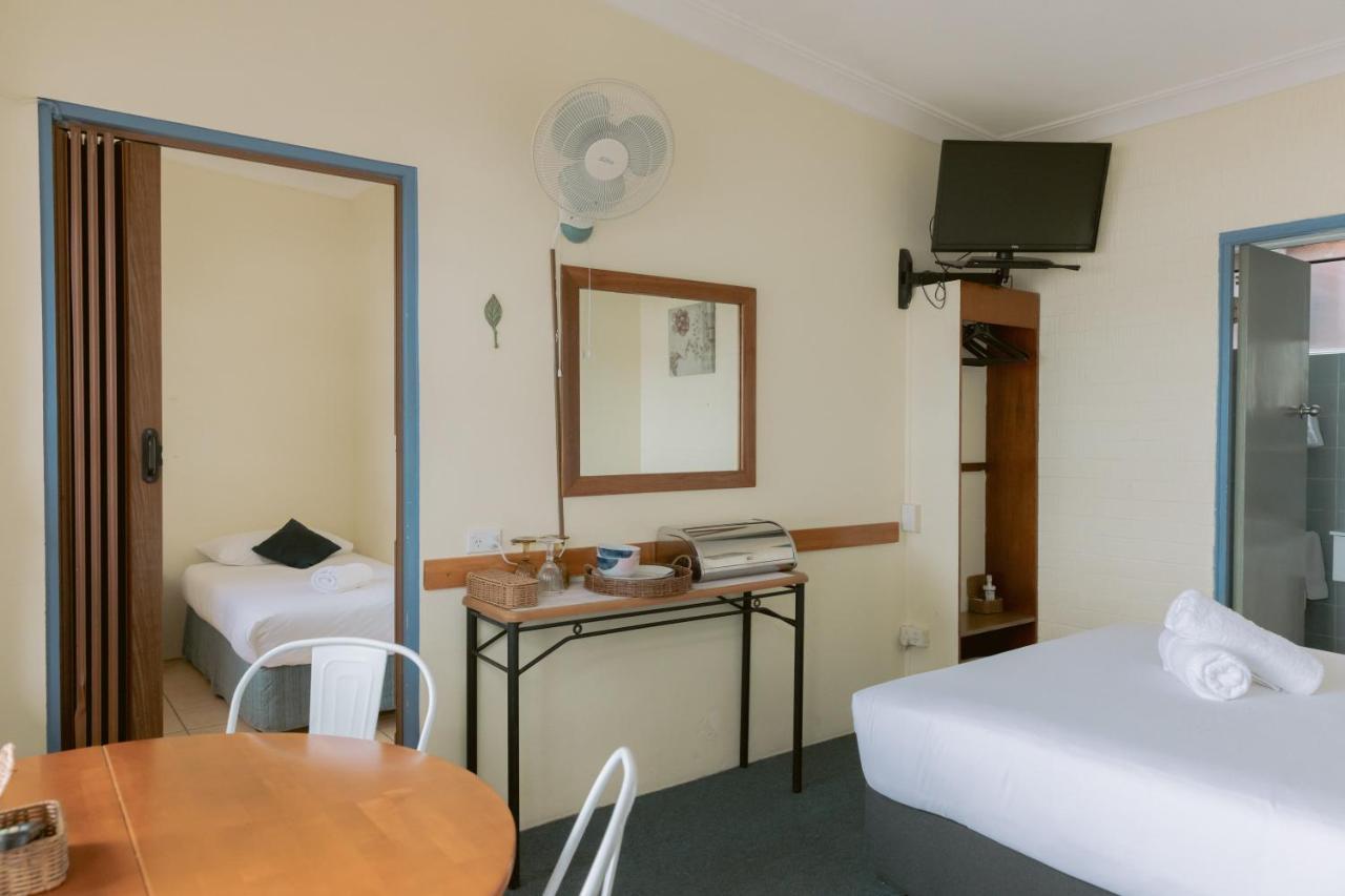 Black Swan Waterfront Motel (Adults Only) Суонзи Екстериор снимка