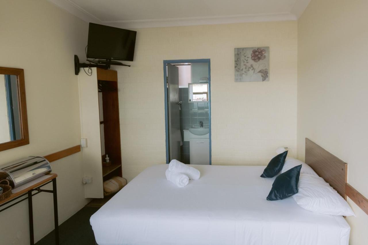 Black Swan Waterfront Motel (Adults Only) Суонзи Екстериор снимка