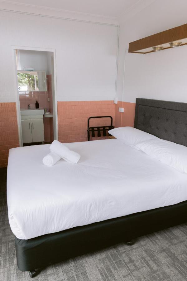 Black Swan Waterfront Motel (Adults Only) Суонзи Екстериор снимка