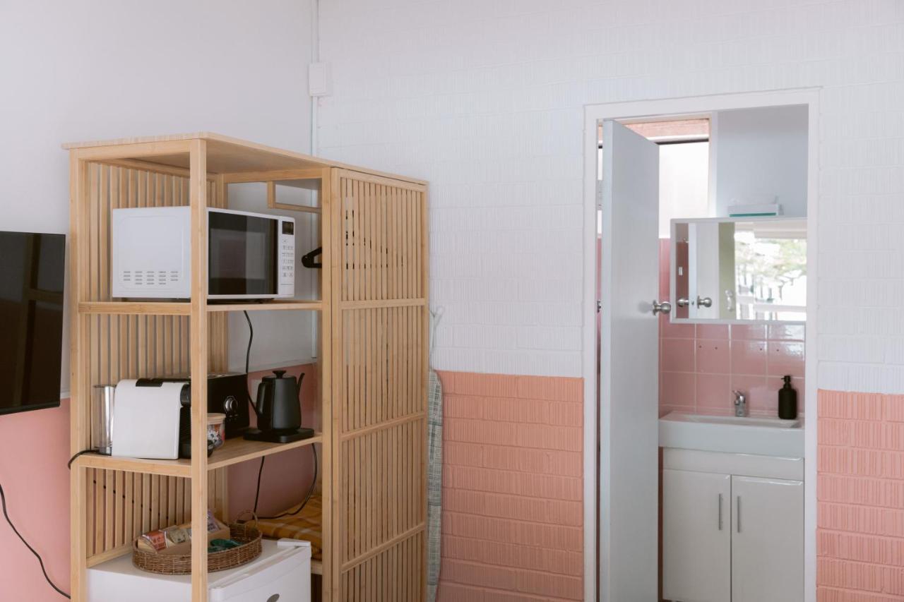 Black Swan Waterfront Motel (Adults Only) Суонзи Екстериор снимка