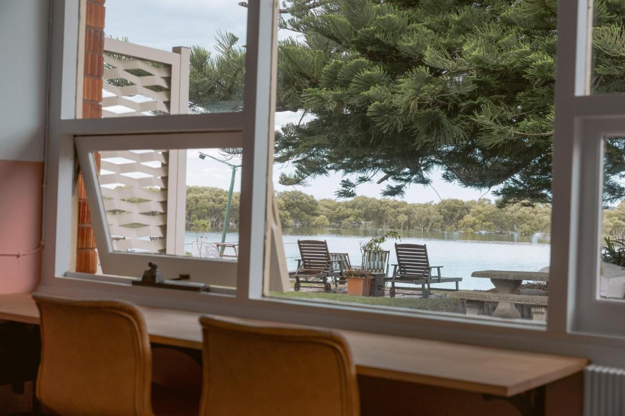 Black Swan Waterfront Motel (Adults Only) Суонзи Екстериор снимка