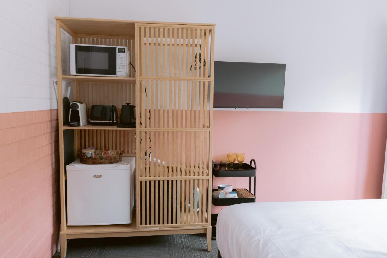 Black Swan Waterfront Motel (Adults Only) Суонзи Екстериор снимка