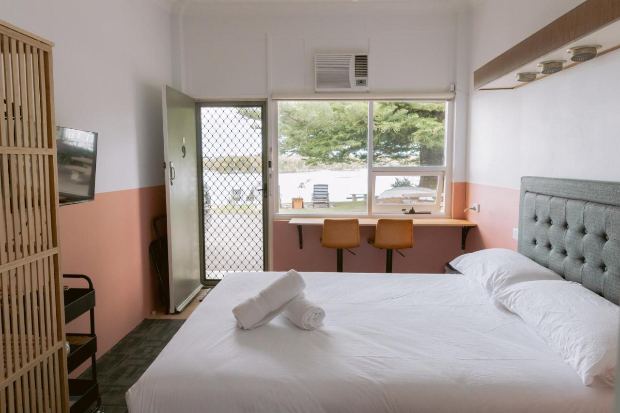 Black Swan Waterfront Motel (Adults Only) Суонзи Екстериор снимка