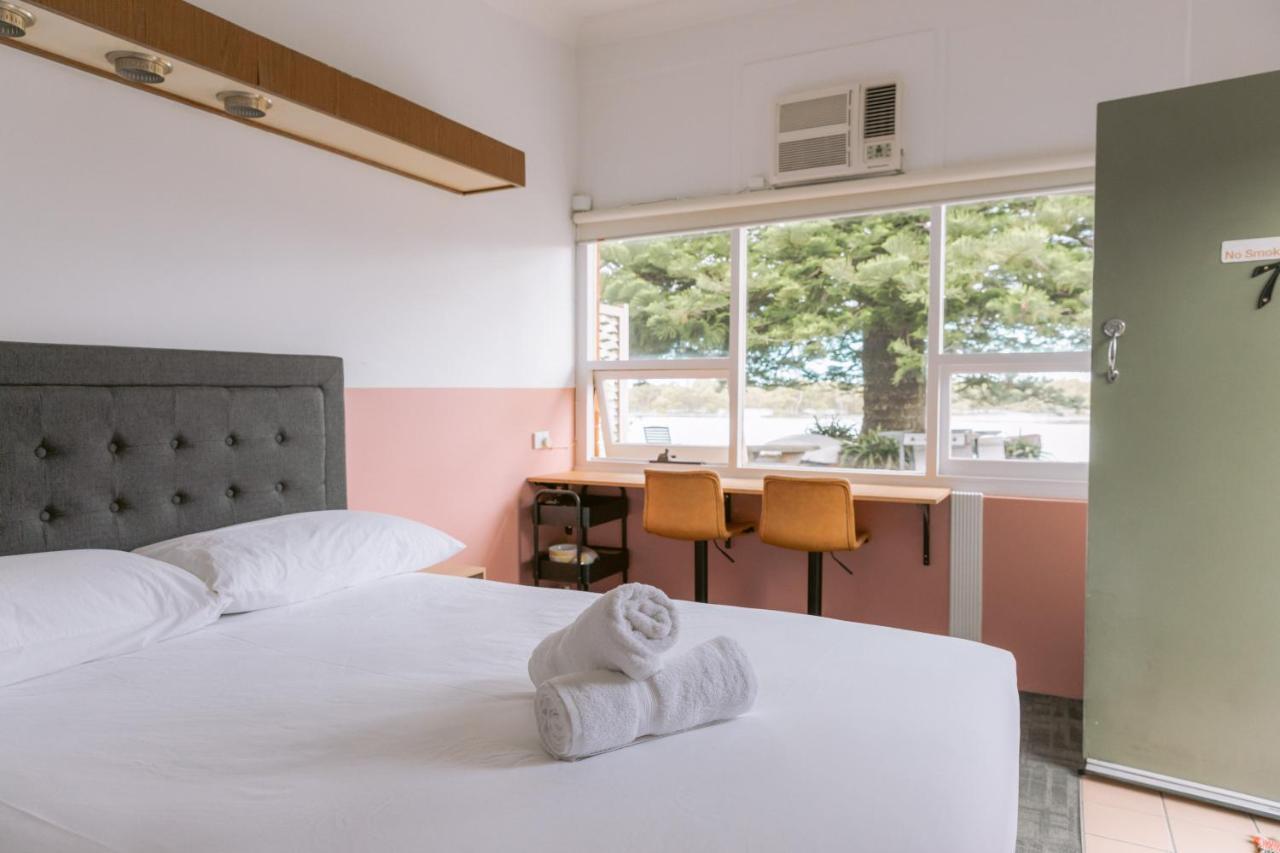 Black Swan Waterfront Motel (Adults Only) Суонзи Екстериор снимка