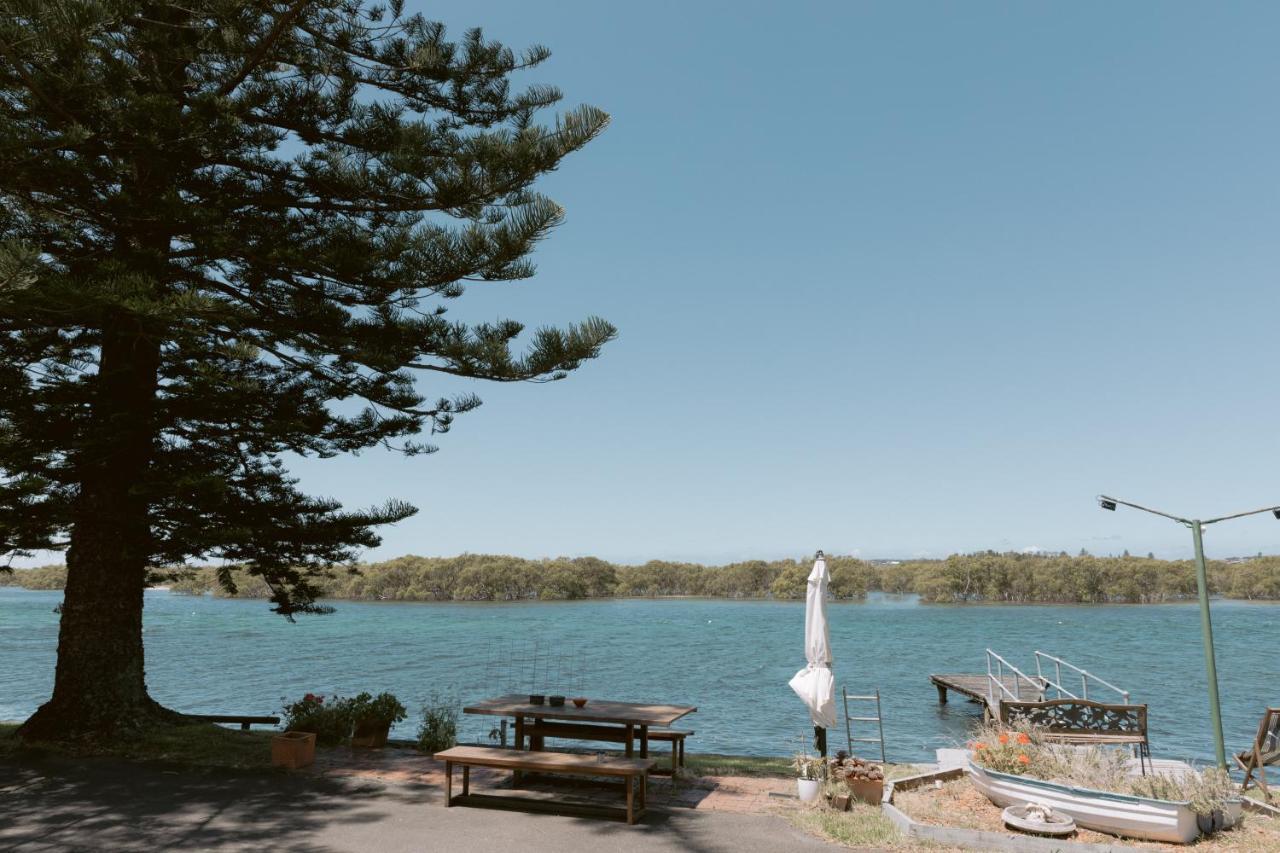 Black Swan Waterfront Motel (Adults Only) Суонзи Екстериор снимка
