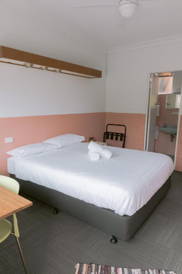 Black Swan Waterfront Motel (Adults Only) Суонзи Екстериор снимка