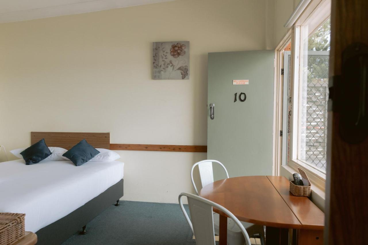 Black Swan Waterfront Motel (Adults Only) Суонзи Екстериор снимка