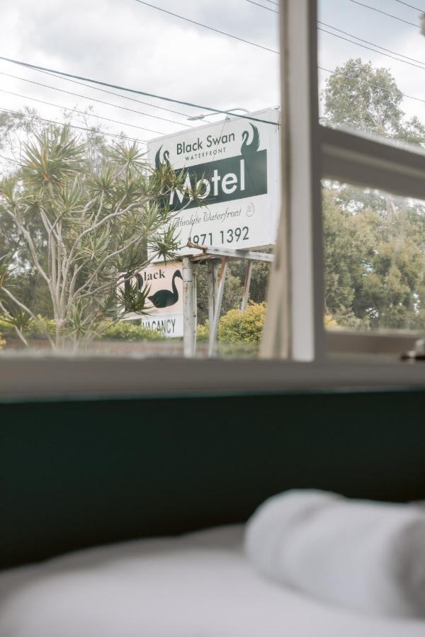 Black Swan Waterfront Motel (Adults Only) Суонзи Екстериор снимка