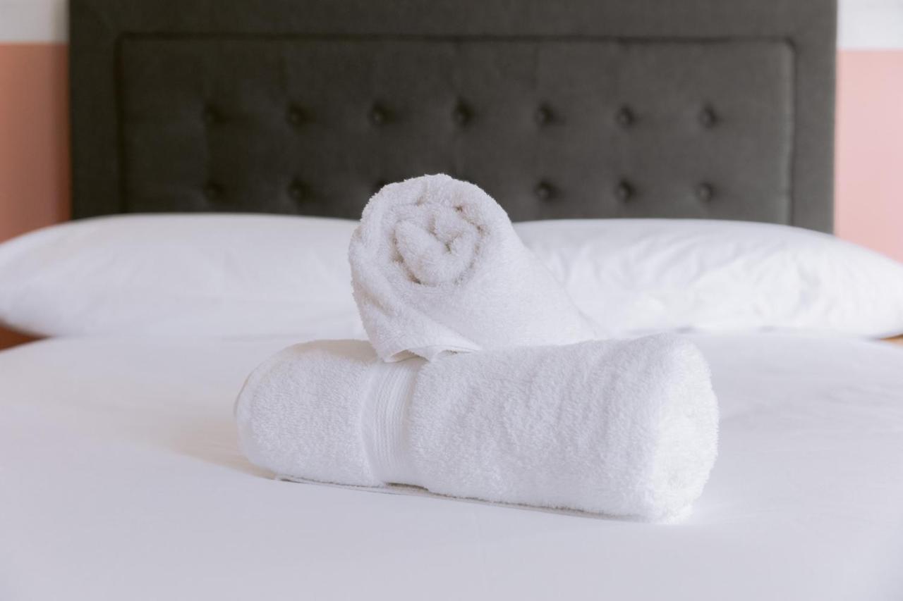 Black Swan Waterfront Motel (Adults Only) Суонзи Екстериор снимка
