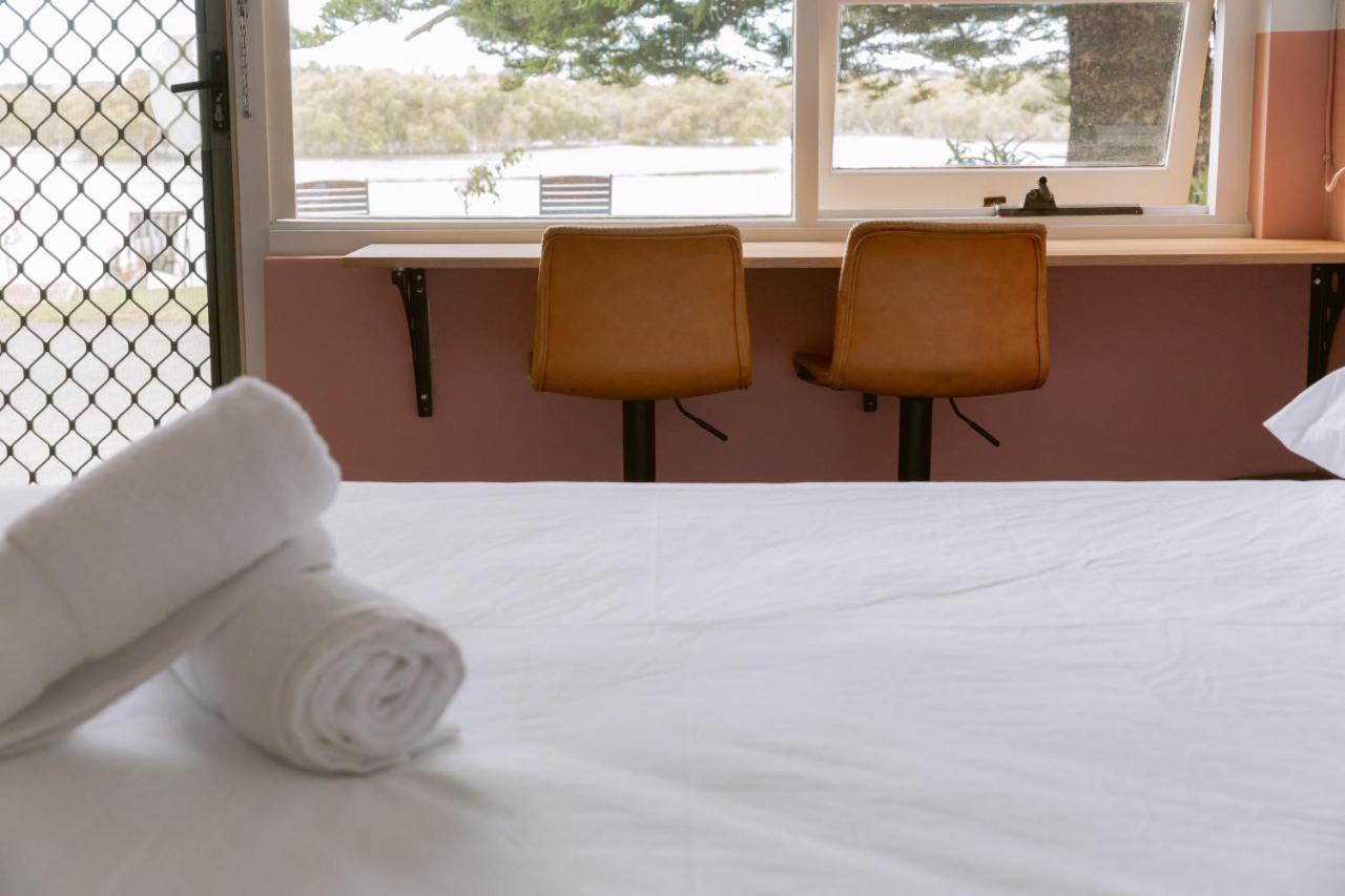 Black Swan Waterfront Motel (Adults Only) Суонзи Екстериор снимка