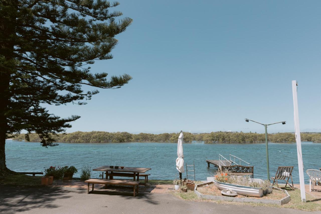 Black Swan Waterfront Motel (Adults Only) Суонзи Екстериор снимка