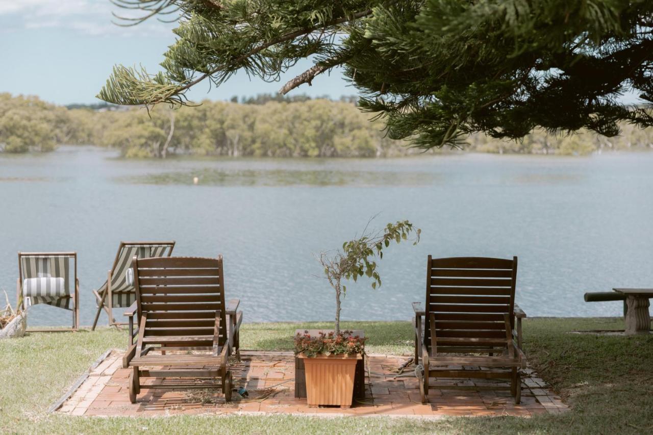 Black Swan Waterfront Motel (Adults Only) Суонзи Екстериор снимка