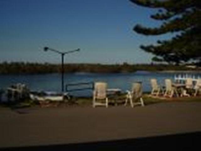 Black Swan Waterfront Motel (Adults Only) Суонзи Екстериор снимка