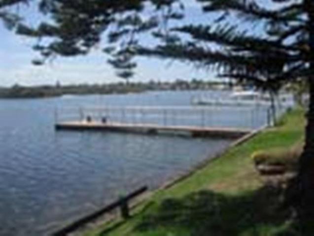 Black Swan Waterfront Motel (Adults Only) Суонзи Екстериор снимка