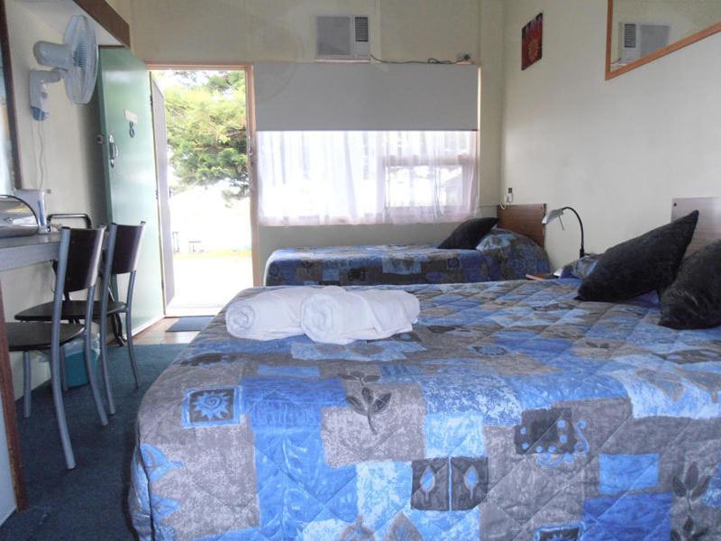 Black Swan Waterfront Motel (Adults Only) Суонзи Екстериор снимка