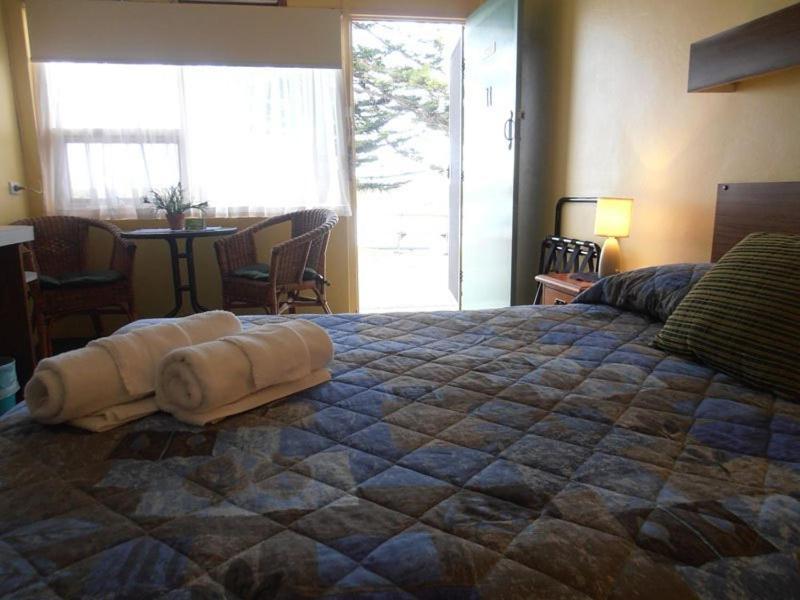 Black Swan Waterfront Motel (Adults Only) Суонзи Екстериор снимка