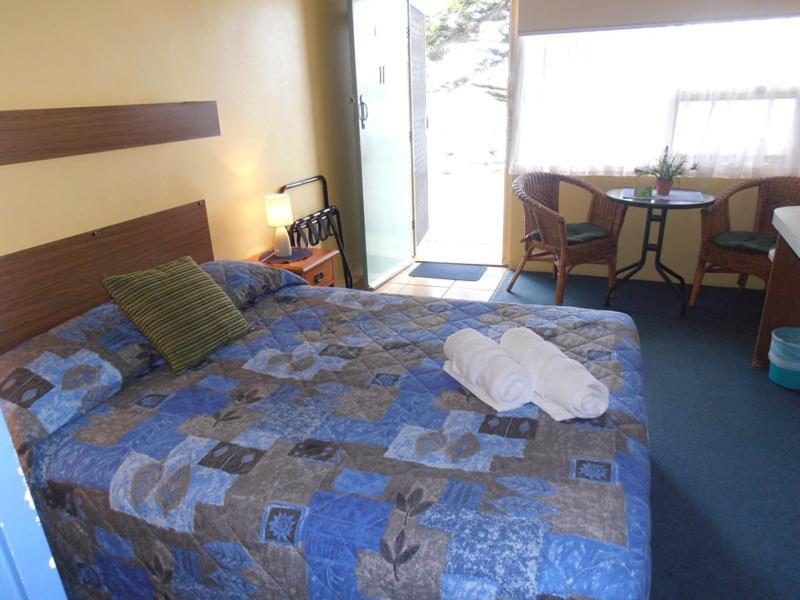 Black Swan Waterfront Motel (Adults Only) Суонзи Екстериор снимка