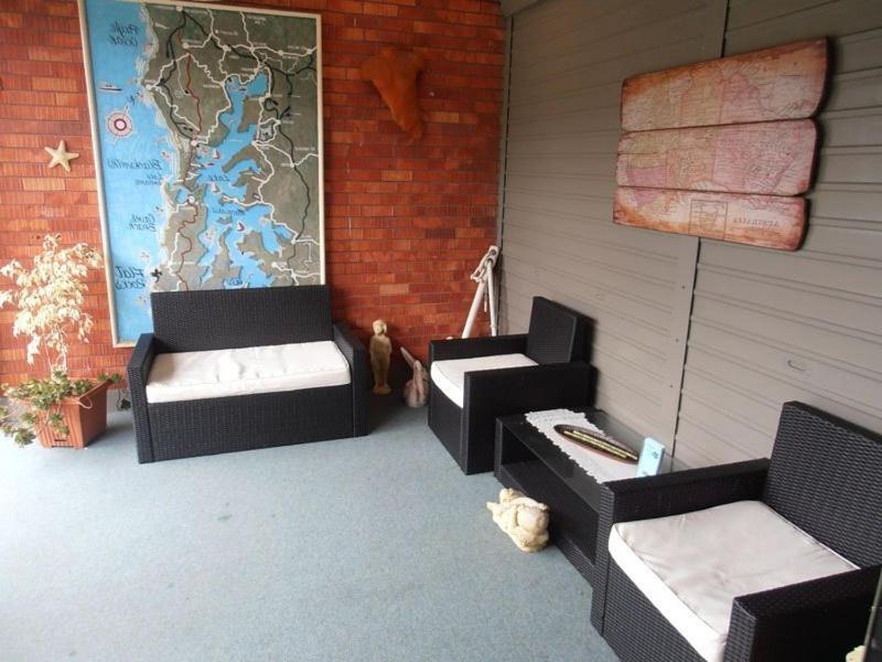 Black Swan Waterfront Motel (Adults Only) Суонзи Екстериор снимка