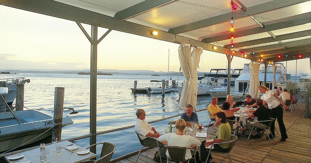 Black Swan Waterfront Motel (Adults Only) Суонзи Екстериор снимка