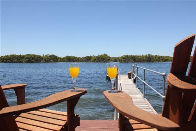 Black Swan Waterfront Motel (Adults Only) Суонзи Екстериор снимка