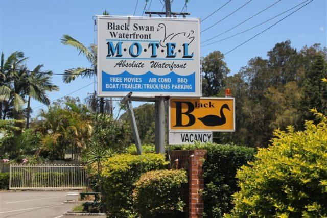 Black Swan Waterfront Motel (Adults Only) Суонзи Екстериор снимка